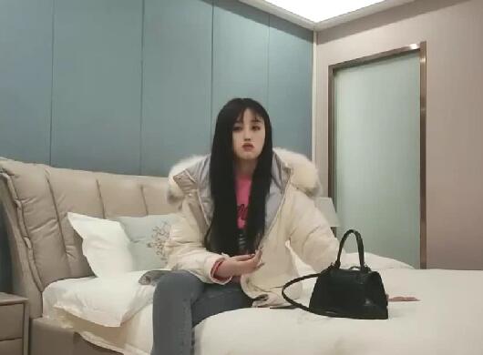 粉色 外 衣 牛 仔 裤 年 轻 妹 子 一 线 天 美 穴 口 交 舔 弄 上 位 骑 坐 抬 腿 大 力 猛 操干 完又 干真 能 叫