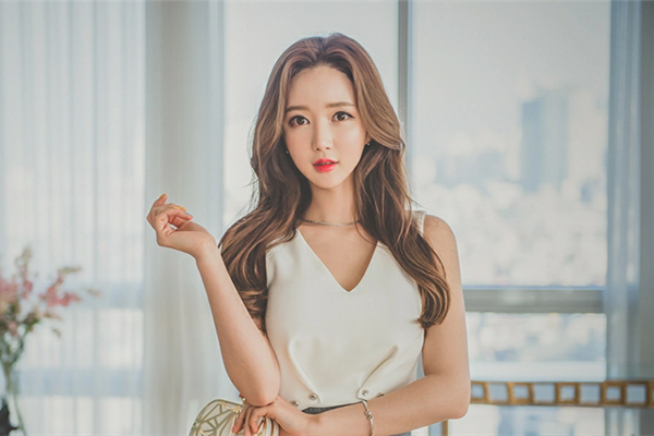 雍容华贵少妇与她的极品小男友