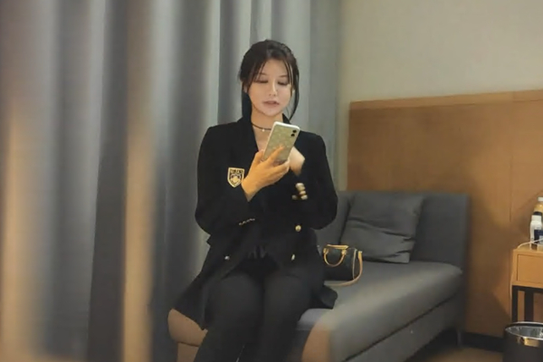 胸前漂亮纹身美女性感情趣装黑网袜无毛骚穴炮友爆操扶屌骑乘位插入[补录]